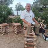 Abbiamo incontrato Francesco Catalno a Masseria Coppa, nella Murgia ruvese, in occasione della V edizione del �Festival del Km. 0�. Quando arriviamo lo troviamo seduto su uno sgabello da lui realizzato...
